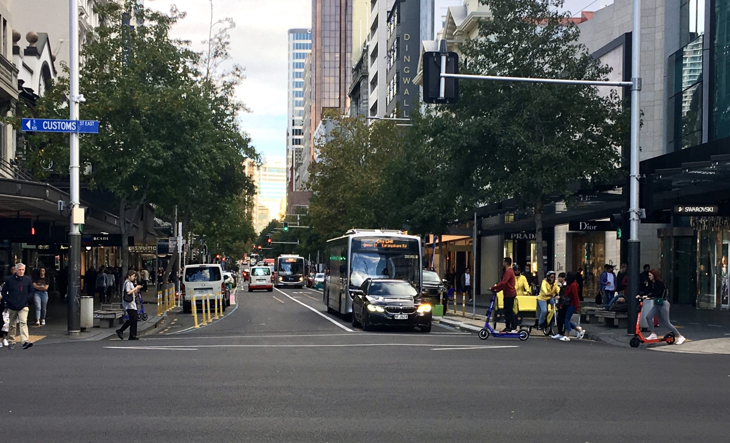 What's the plan for bikes and scooters on Queen St? / News / News / Railpage - Vimarsana News
